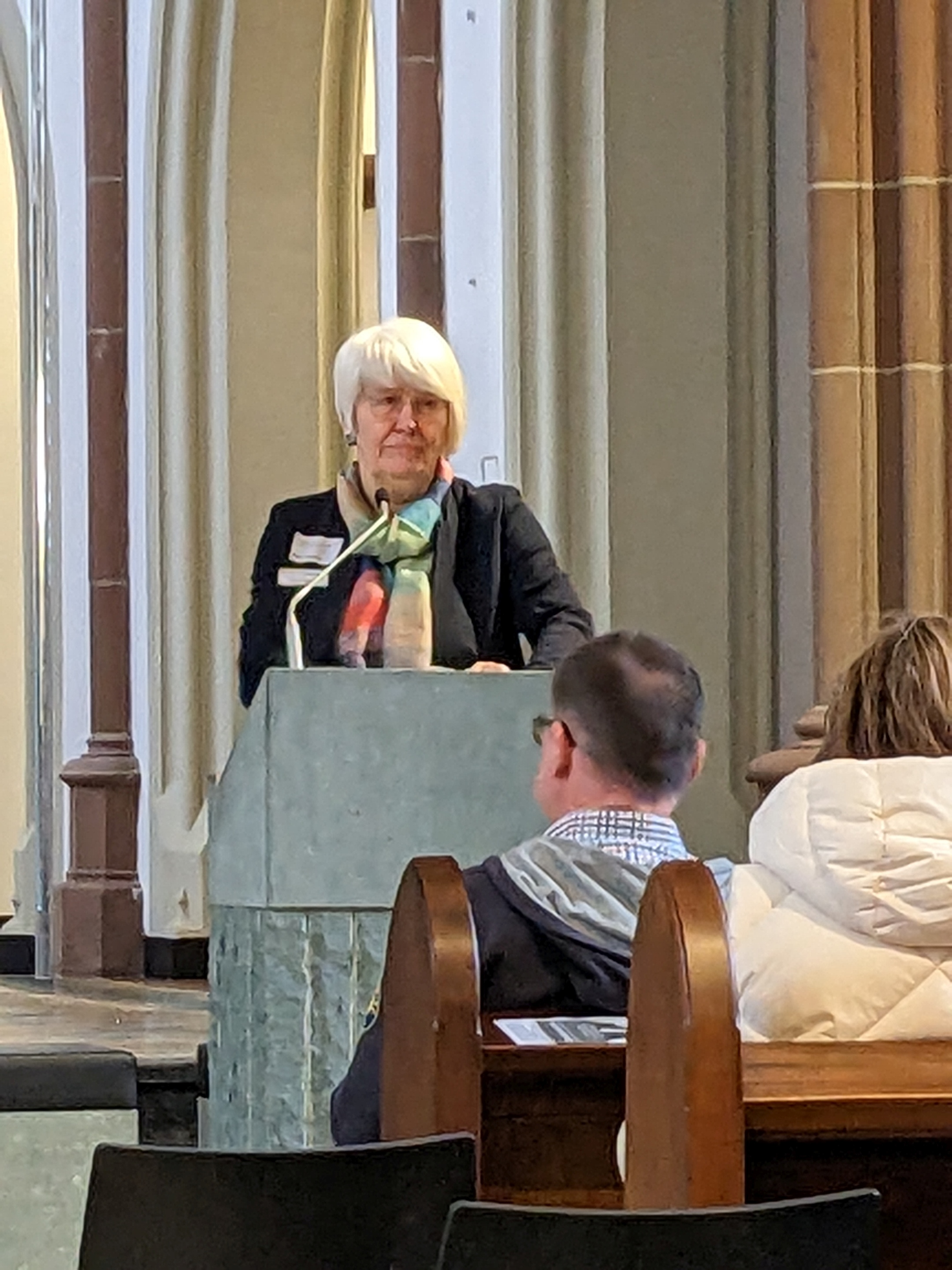 Beatrix Hillermann, Diözesanbeauftragte für Trauerseelsorge und Seelsorgerin an der Grabeskirche St. Elisabeth begrüßte die Teilnehmenden im Namen des Vorbereitungsteams.