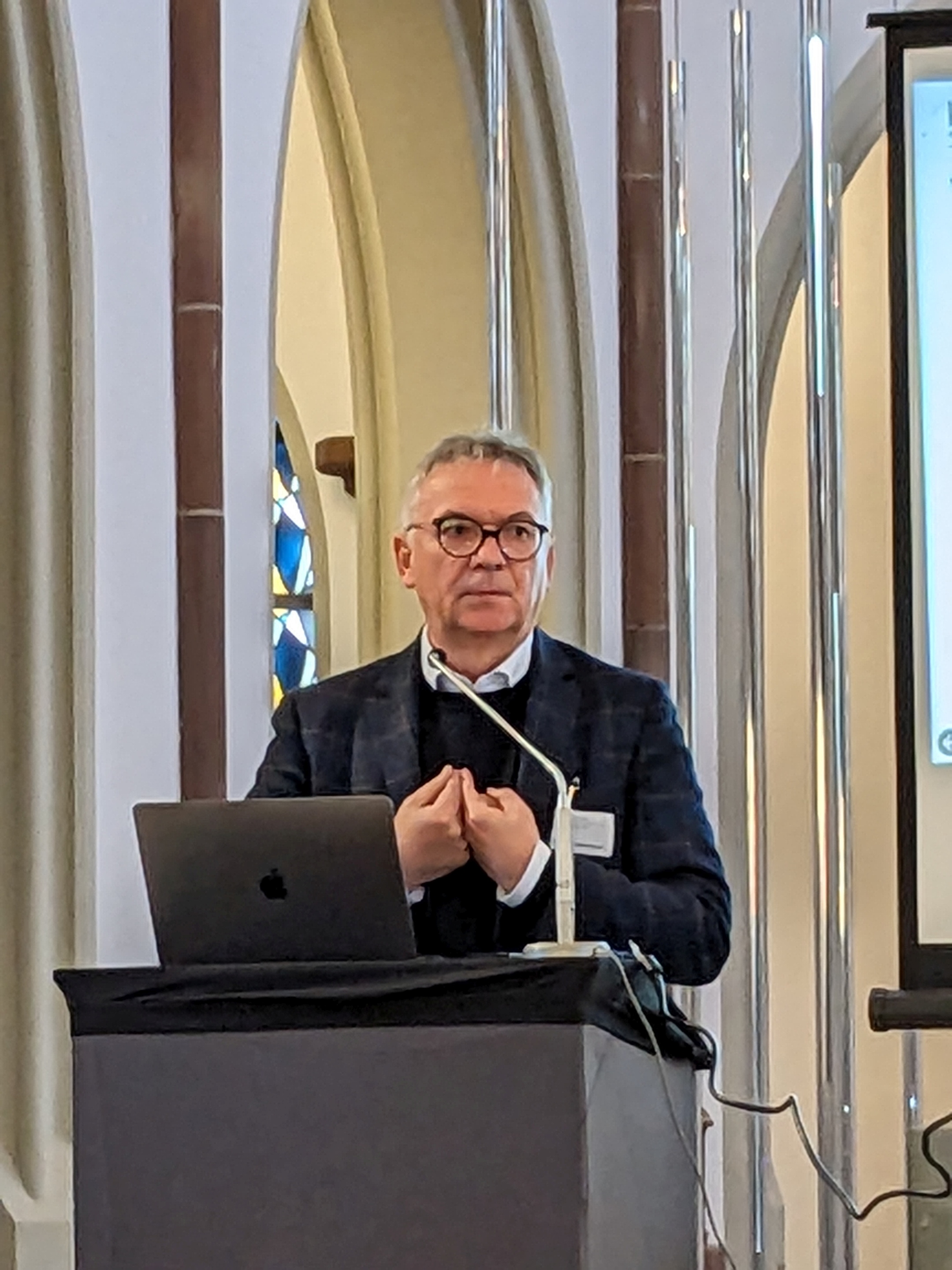 Prof. Hans Hobelsberger hat 2019 eine Befragung an der Grabeskirche St. Elisabeth durchgeführt.