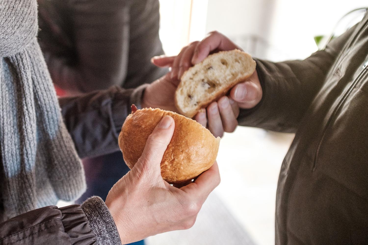 Brot teilen (c) Bild: Markus Weinländer In: Pfarrbriefservice.de